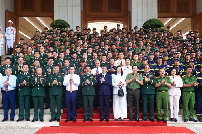 Thủ tướng Lê Minh Hưng và các đại biểu, cán bộ, chiến sĩ tại lễ tuyên dương.
