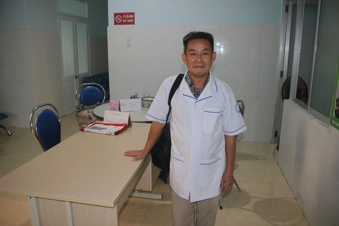 Y sĩ Trần Xuân Thư cho biết, ở làng đảo, khi người dân có bệnh, cán bộ y tế sẽ đến tận nhà, chứ ít khi người dân đến phân trạm y tế.