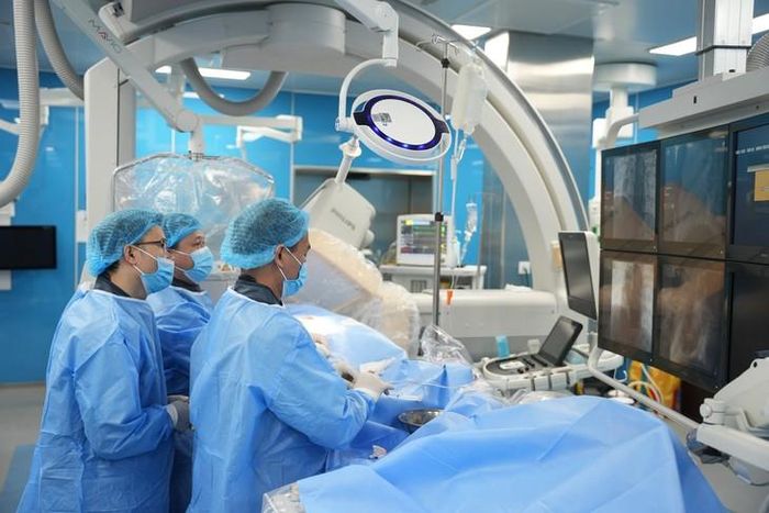 Các bác sĩ can thiệp thành công cho 2 bệnh nhi mắc tim bẩm sinh.