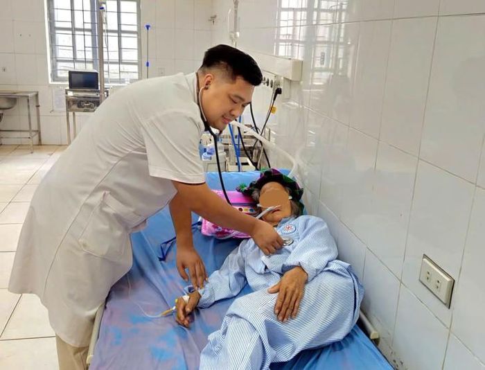 BSCKI Vũ Văn Thường, Trưởng Khoa Cấp cứu - Hồi sức tích cực và Chống độc thăm khám cho cụ bà 86 tuổi. 