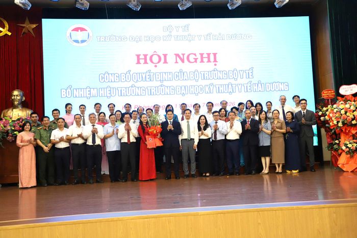 Ủy viên dự khuyết Trung ương Đảng, Thứ trưởng Thường trực Bộ Y tế, TS.BS Vũ Mạnh Hà; Phó Chủ tịch UBND Thành phố Hải Phòng Vũ Tiến Phụng cùng các đại biểu chúc mừng PGS.TS Đinh Thị Diệu Hằng.