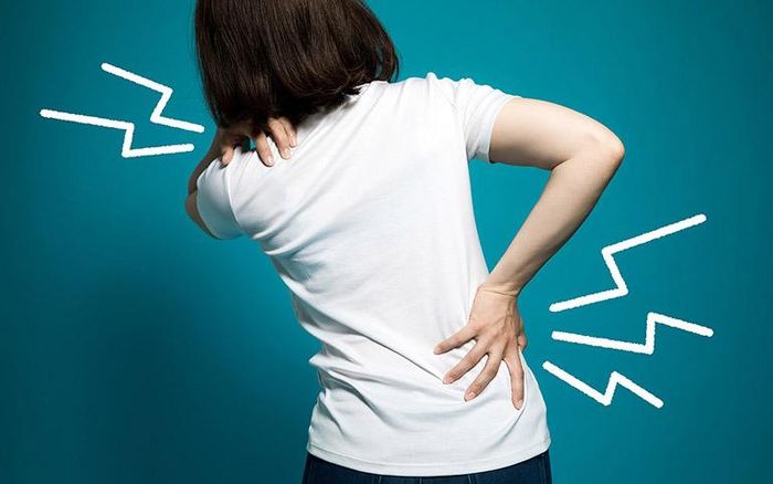 Đau nhức xương khớp là một trong những triệu chứng phổ biến thường gặp ở phụ nữ bước vào giai đoạn tiền mãn kinh.