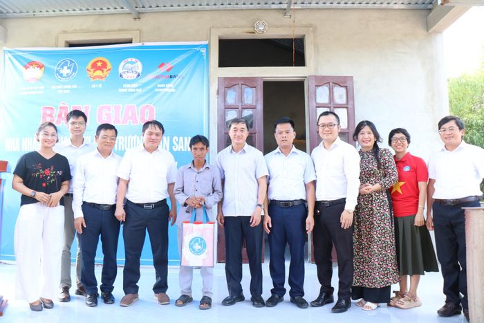 Thứ trưởng Bộ Y tế Trần Văn Thuấn dự lễ khánh thành, bàn giao nhà nhân ái cho hộ gia đình ông Trương Văn Sang