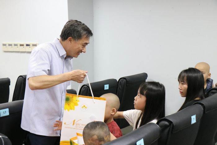 Thứ trưởng Trần Văn Thuấn trao tặng quà cho bệnh nhân.