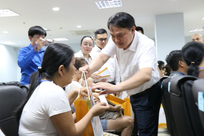 PGS.TS Nguyễn Thanh Xuân, Phó Giám đốc Bệnh viện Trung ương Huế trao tặng quà cho bệnh nhân.