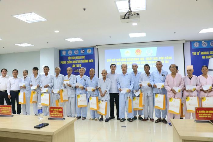 Những phần quà được trao tặng tới các bệnh nhân.