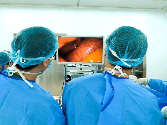 Các bác sĩ tiến hành phẫu thuật cho bệnh nhân.