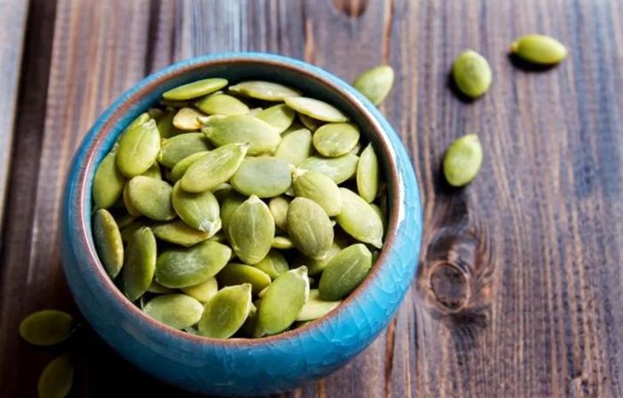 Hạt bí rất giàu magie giúp thư giãn và cải thiện giấc ngủ.