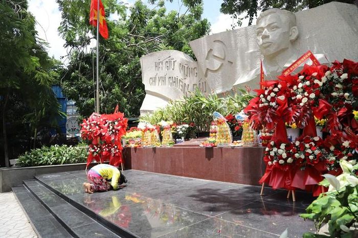 Người dân lặng lẽ cúi đầu trước khu vực đang tìm kiếm, quy tập hài cốt liệt sĩ, cầu mong các anh sớm được trở về với gia đình. Ảnh: P.Thương