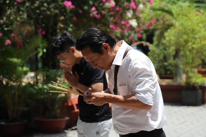 Người dân lặng lẽ tìm đến Tượng đài Cố Tổng Bí thư Trần Phú và khu vực tìm kiếm, quy tập hài cốt liệt sĩ trong Công viên Lê Thị Riêng, thắp nén hương thành kính trước nơi các anh hùng liệt sĩ. Ảnh: P.Thương