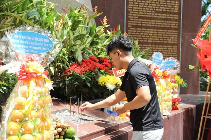 Những nén hương được người dân thành kính thắp lên tại khu vực quy tập hài cốt liệt sĩ như lời tri ân gửi đến những người đã ngã xuống vì độc lập, tự do của Tổ quốc. Ảnh: P.Thương.