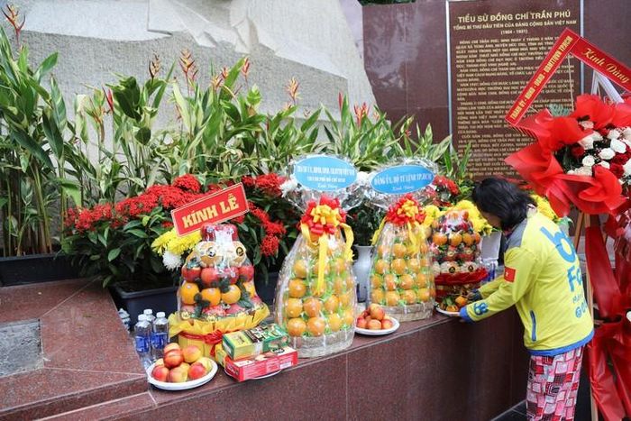 Chị Nguyễn Trịnh Phương Thanh dâng lễ lên các anh hùng liệt sĩ. Ảnh: P.Thương