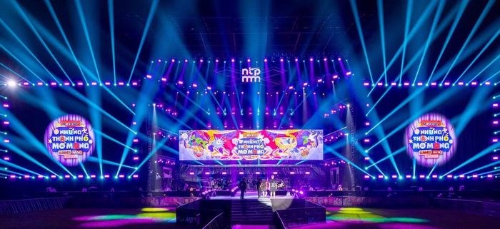 Địa điểm công viên Yên Sở quá rộng để có thể trang bị dù che khắp khu vực concert.