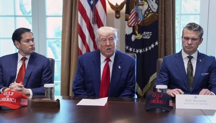 Tối 6/7, Ngoại trưởng Mỹ Marco Rubio và Bộ trưởng Quốc phòng Pete Hegseth đã tới Phòng Bầu dục để báo cáo với Tổng thống Donald Trump về việc nhiều tàu thương mại bị tấn công khi đi qua eo biển Hormuz theo tuyến phía nam sát bờ biển Oman.