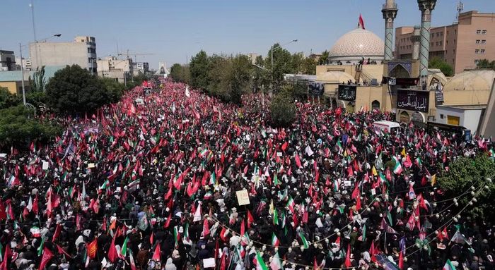 Trước đó, người phát ngôn Bộ Y tế Iran, ông Hossein Kermanpour, cho biết ông Mojtaba Khamenei chỉ bị thương nhẹ ở mặt, đầu và chân, không gặp chấn thương nghiêm trọng hoặc phải cắt cụt chi.