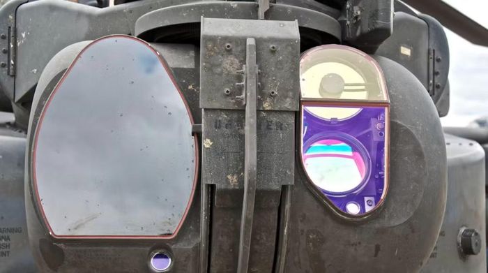 Camera hồng ngoại nhìn trước (FLIR) cho phép phát hiện mục tiêu thông qua tín hiệu nhiệt thay vì ánh sáng nhìn thấy. Hệ thống quan sát của phi công hoạt động theo chuyển động đầu, giúp quan sát chiến trường trong đêm như điều kiện ban ngày.