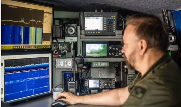 Ông Serhii Beskrestnov, chuyên gia tác chiến điện tử và là cố vấn Bộ trưởng Quốc phòng Ukraine, cho biết Nga đang sử dụng tổ hợp tác chiến điện tử Volna Kupol Garant.