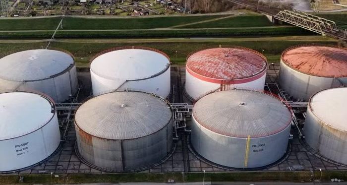 Dầu được lưu trữ trong các khoang ngầm bên trong những vòm muối tự nhiên tại bang Texas và Louisiana. Môi trường muối giúp bảo quản dầu trong thời gian dài với chi phí thấp và hạn chế rò rỉ.