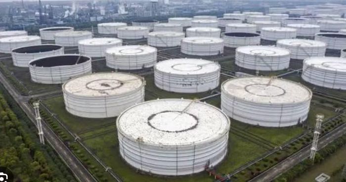 Dù là quốc gia sản xuất dầu lớn nhất thế giới, Mỹ vẫn chịu tác động từ biến động giá dầu toàn cầu.