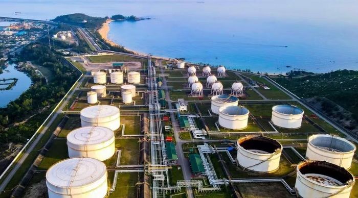 Được thành lập năm 1975 sau cuộc khủng hoảng dầu mỏ do các nước Arab cấm vận phương Tây, SPR được xem là "kho dầu khẩn cấp" lớn nhất thế giới, với sức chứa hơn 700 triệu thùng.