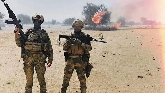 Sau đó quân nổi dậy đã bắn hạ một máy bay trực thăng tấn công Mi-24 và cả trực thăng vận tải đa dụng của Nga gần các thành phố Gao và Anefis.