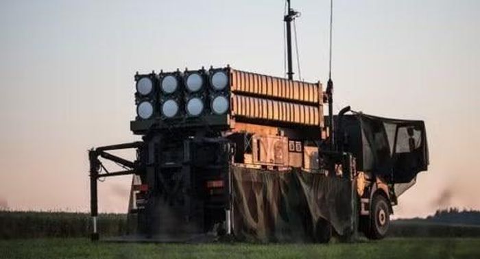 Đặc biệt, vào năm 2024, Hà Lan đã triển khai các tổ hợp Patriot ở Lithuania chỉ trong 10 ngày, và trong năm 2025, Ý cũng thực hiện một "chuyến thăm ngắn" tương tự. Tình trạng thiếu vùng bảo vệ thường trực tương tự cũng được ghi nhận ở Latvia và Estonia.