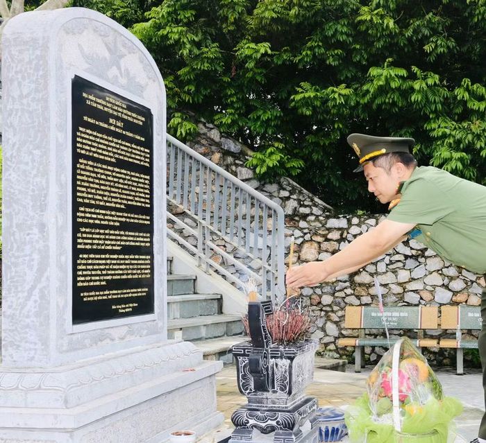 Trung tá Chu Quốc Dũng - Bí thư Chi bộ, Trưởng ban biên tập An ninh Thủ đô, Trưởng đoàn công tác thành kính dâng hương, dâng hoa tưởng nhớ các bậc tiền bối của nền báo chí Cách mạng Việt Nam