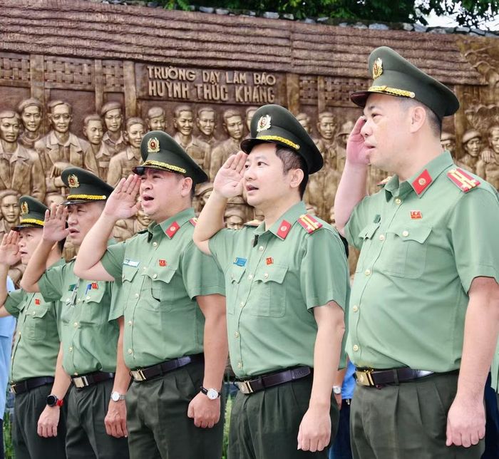 Đoàn công tác bày tỏ lòng biết ơn sâu sắc đối với các nhà báo đi trước – những người đã dùng ngòi bút làm vũ khí, đồng hành cùng dân tộc trong những năm tháng đấu tranh giành độc lập, thống nhất đất nước