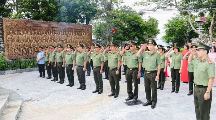 Trong không gian xanh mát giữa núi rừng Việt Bắc, các thành viên đoàn dành phút mặc niệm...