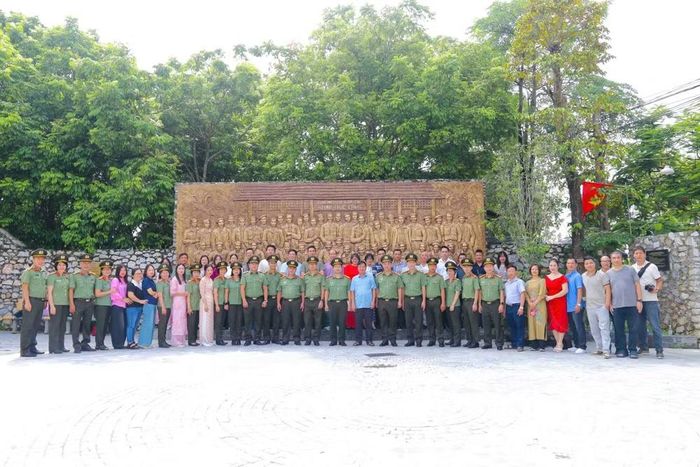 Đoàn công tác chụp ảnh lưu niệm tại khuôn viên Di tích lịch sử quốc gia Trường dạy làm báo Huỳnh Thúc Kháng