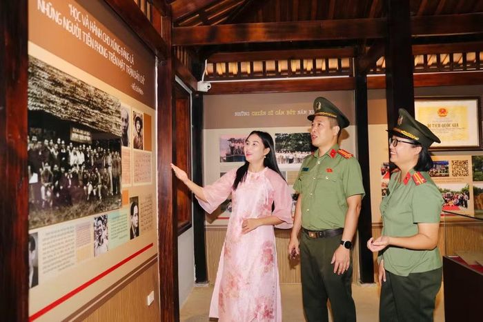 Sau lễ dâng hương, đoàn tham quan khu di tích, nghe giới thiệu về lịch sử hình thành Trường dạy làm báo Huỳnh Thúc Kháng – ngôi trường đào tạo báo chí đầu tiên của Cách mạng Việt Nam, được thành lập ngày 4-4-1949 theo chỉ đạo của Chủ tịch Hồ Chí Minh.