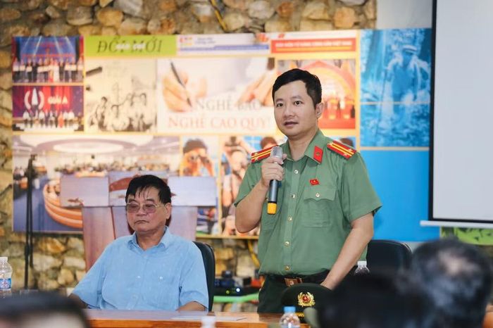 Cũng tại “cái nôi của báo chí cách mạng Việt Nam”, đoàn công tác An ninh Thủ đô đã tổ chức buổi sinh hoạt chuyên đề với chủ đề "Tiếp nối truyền thống báo chí cách mạng, phát huy bản lĩnh người làm báo An ninh Thủ đô trong kỷ nguyên mới".