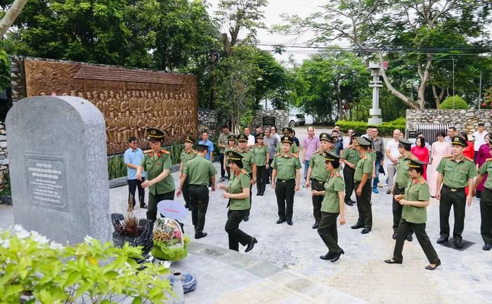...tri ân các thế hệ nhà báo cách mạng đã có công xây dựng, phát triển nền báo chí nước nhà