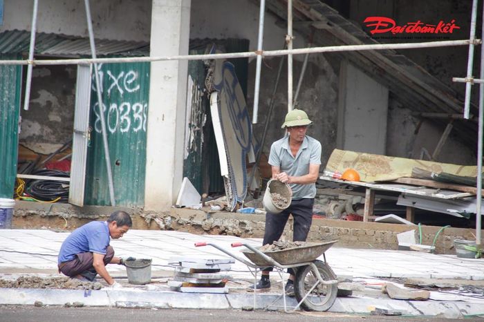 Theo ghi nhận của PV Báo Đại đoàn kết, sau khi hoàn thành toàn bộ hệ thống hạ tầng kỹ thuật ngầm, các đơn vị thi công đang tập trung nhân lực, máy móc để đẩy nhanh tiến độ hoàn thiện vỉa hè và các hạng mục cuối cùng.