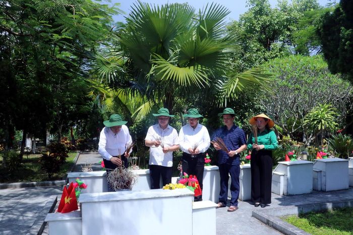Đoàn công tác thắp hương tại phần mộ liệt sĩ tại Nghĩa trang Liệt sĩ Quốc gia Vị xuyên.