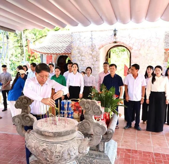 Đoàn công tác thắp hương tưởng niệm các Anh hùng liệt sĩ.