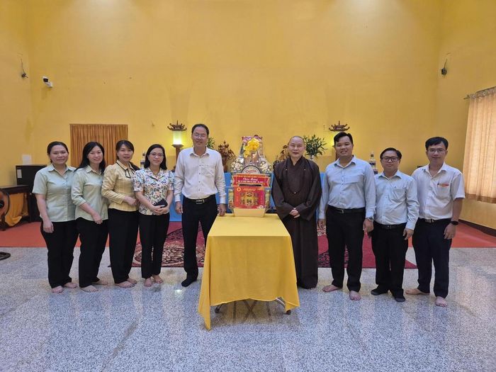 Lãnh đạo Ủy ban MTTQ Việt Nam TP Hồ Chí Minh thăm và chúc mừng Lễ Phật đản tại chùa Bửu Sơn (phường Chợ Lớn). Ảnh: QT.