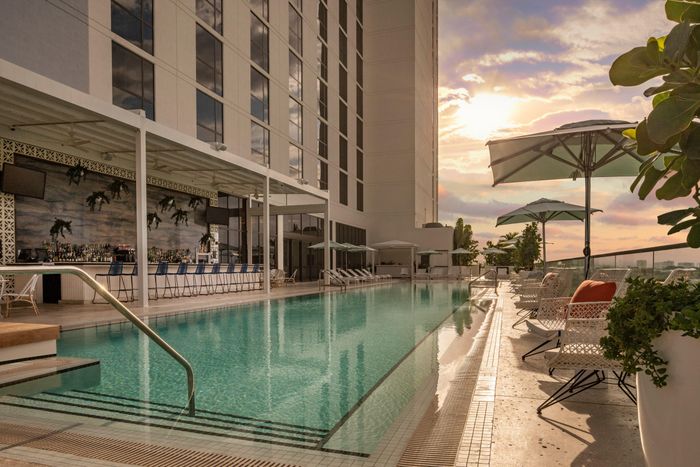 Khu vực bể bơi bên trong khách sạn Dalmar, thành phố Fort Lauderdale, bang Florida, Mỹ. Ảnh: Dalmar.