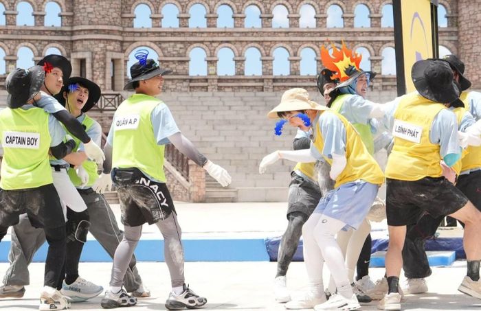  Các thành viên bước vào thử thách đầu tiên ở Chúa tể thời gian.