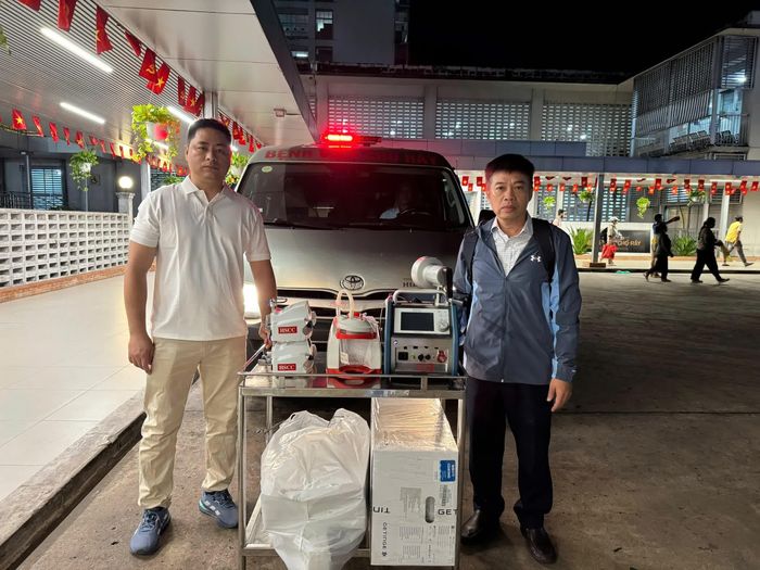  Bệnh viện Chợ Rẫy đã khẩn cấp cử ê-kíp chuyên gia, mang theo hệ thống ECMO và nhiều thiết bị hồi sức ra đảo để cứu 2 bệnh nhân nguy kịch. Ảnh: BVCC. 