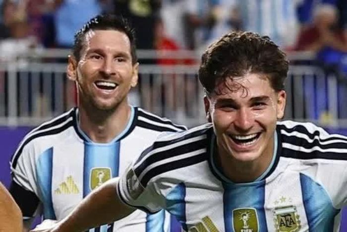 Bức ảnh ghi lại cảnh Messi nở nụ cười, chạy theo đàn em gây chú ý. Ảnh: Reuters.
