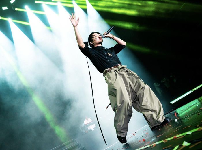 Không gian sân khấu trầm lắng trong set nhạc đến từ GREY D. SAO Concert - Trạm Sao 2 được cầm trịch bởi giám đốc âm nhạc Huy Tuấn, giám đốc sáng tạo Tùng Monkey. Hệ thống ánh sáng do đạo diễn ánh sáng người Thái Lan Gumpa Wong đảm nhiệm. Sân khấu được thiết kế độc quyền với bàn nâng, đường catwalk đa hướng, mang đến trải nghiệm mới mẻ cho khán giả.