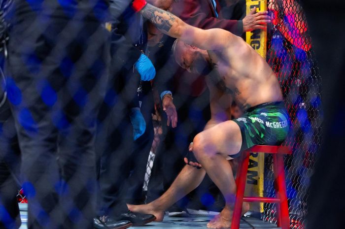  McGregor chấn thương nặng trong lần tái xuất. 