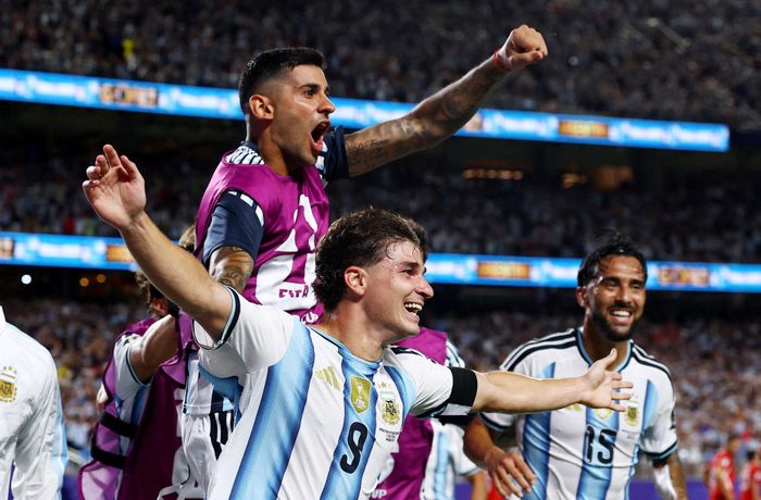 Julian Alvarez và Lautaro Martinez lên tiếng đúng lúc, giúp Argentina khuất phục Thụy Sĩ trong hiệp phụ. Theo luật, quyết định truất quyền thi đấu Breel Embolo sau tình huống ăn vạ là hoàn toàn chính xác.