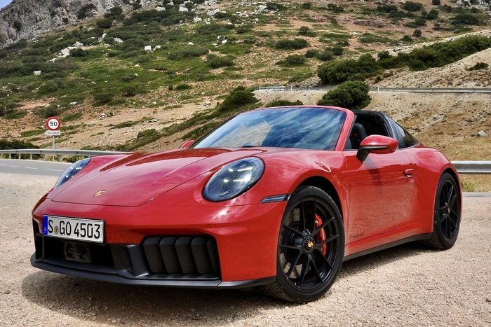  Trái ngược với xu hướng chung, dòng xe thể thao biểu tượng Porsche 911 tiếp tục ghi nhận sức hút mạnh mẽ. Trong 6 tháng đầu năm, hãng đã giao 30.534 chiếc 911, tăng 19% so với cùng kỳ năm trước. 