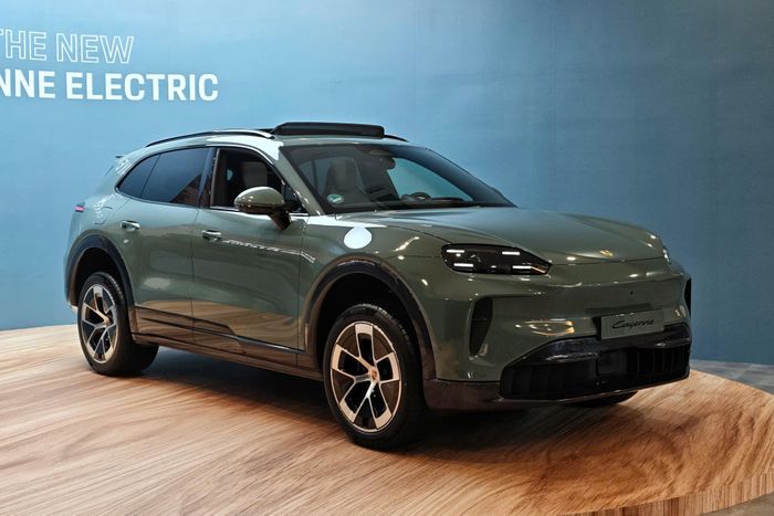  Porsche Cayenne tiếp tục là mẫu xe bán chạy nhất với 38.141 xe, giảm 9% so với cùng kỳ. Porsche giao 9.308 xe Panamera, giảm 38%. Nguyên nhân chủ yếu đến từ khoảng trống sản phẩm tạm thời tại Trung Quốc. 