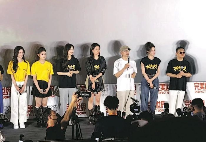 Châu Tinh Trì và dàn diễn viên giao lưu với khán giả ở Thiên Tân. Ảnh: Ming Pao.
