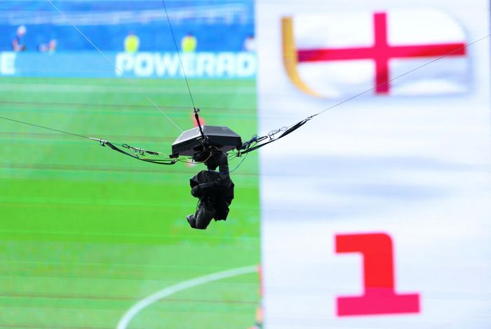  Spidercam được dùng trong trận tứ kết Anh - Na Uy. Ảnh: Reuters. 