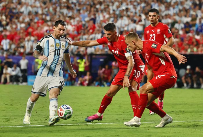  Messi có mặt ở nhiều điểm nóng trên sân trận gặp Thụy Sĩ, có một pha kiến tạo. Ảnh: Reuters. 