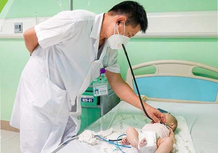 TS.BS Thái Thiên Nam đang thăm khám cho bệnh nhi ngộ độc vitamin D. Ảnh: BVCC.